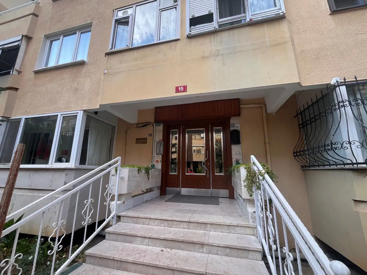 Erenköy Kazasker'de Kıralık 3+1 Daıre Çıft Balkon Metro Yanıbaşı — fotoğraf 2