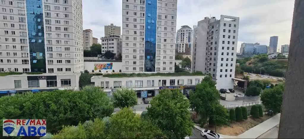 Şerifali Finans Merkezi'nde Eşyalı 2+1 Kiralık Daire — fotoğraf 1