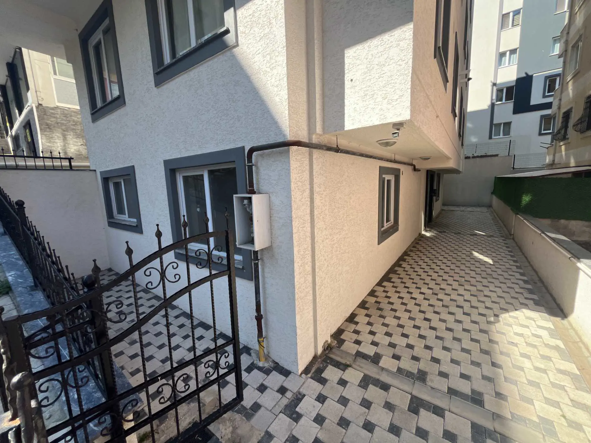 Finans Merkeziyakını , Bahçe Kullanımlı , Genç Binada Kiralık 1+1 — fotoğraf 2
