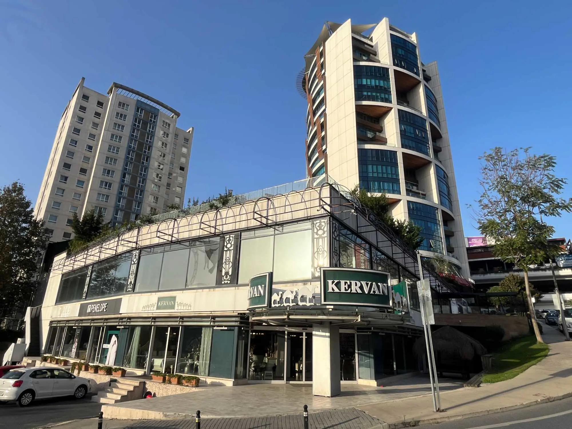 Batı Ataşehır'ın Kalbınde 3.080 M2 Kıralık Mağaza/Showroom — fotoğraf 1