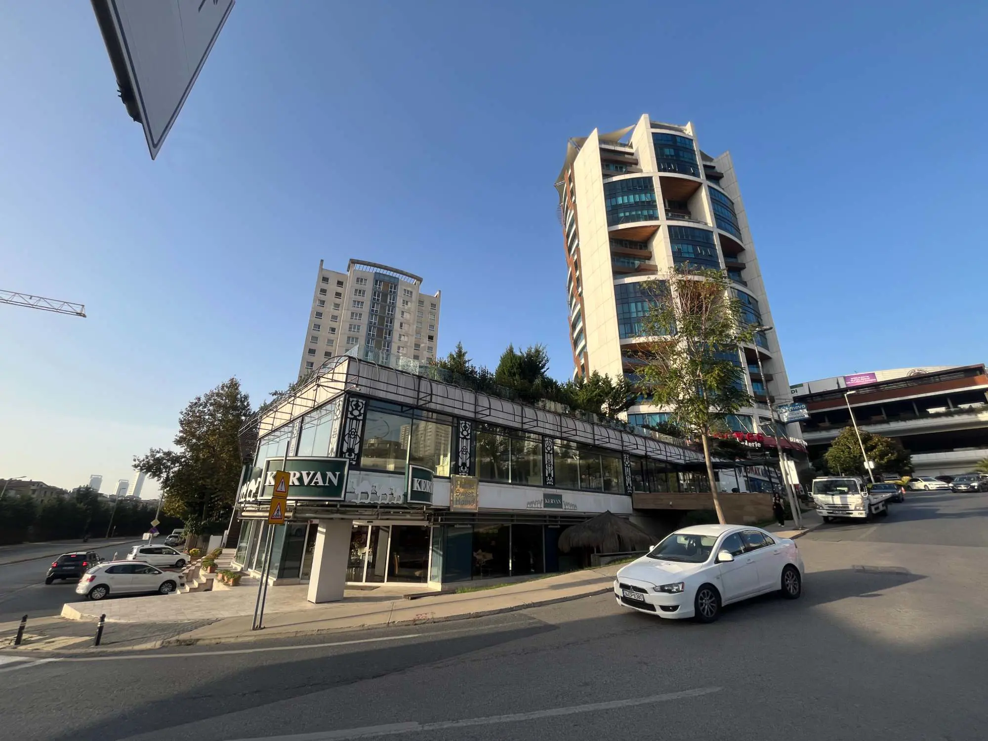 Batı Ataşehır'ın Kalbınde 3.080 M2 Kıralık Mağaza/Showroom — fotoğraf 2